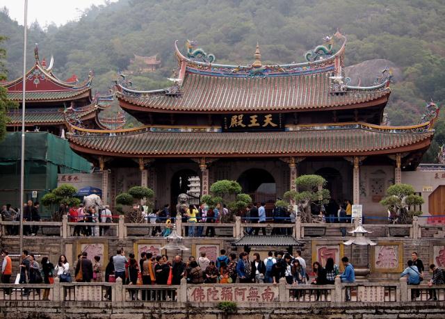很多寺廟進門就給三支香，應該怎麽點？老和尚道出其中含義