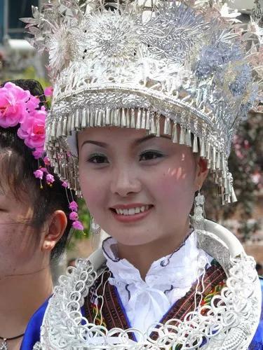 苗寨美女，穿著幾乎在苗區都消失的特色苗族服飾，美得讓人心醉