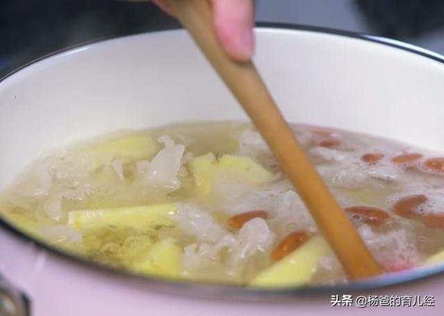 甜香味美的凤梨银耳羹，汤汁浓稠，营养又解馋，家中孩子特别爱吃