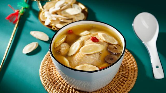 一吹冷风就咳嗽，这是风寒引起的咳喘病，试试中医的黄芪膏