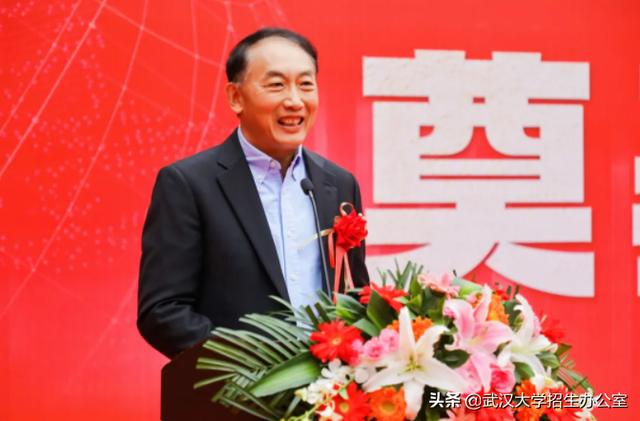 从湖北走出，他成为美国名校终身教授，回国创业成功，向母校捐赠千万美金！