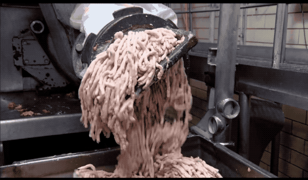 喂一岁多的娃吃火腿肠，这是亲的嘛？