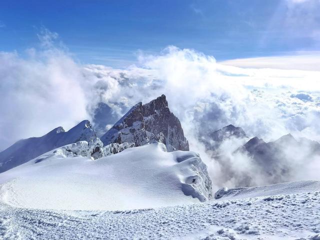 攀登哈巴雪山