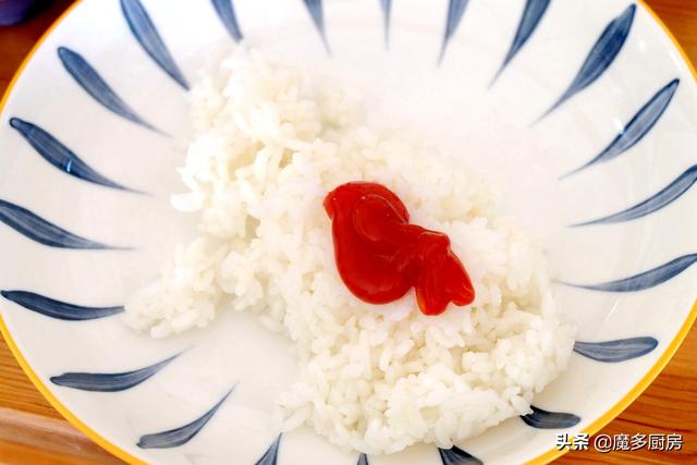 孩子要吃咖喱饭，妈妈做了份圣诞款咖喱牛肉蛋包饭，孩子特开心