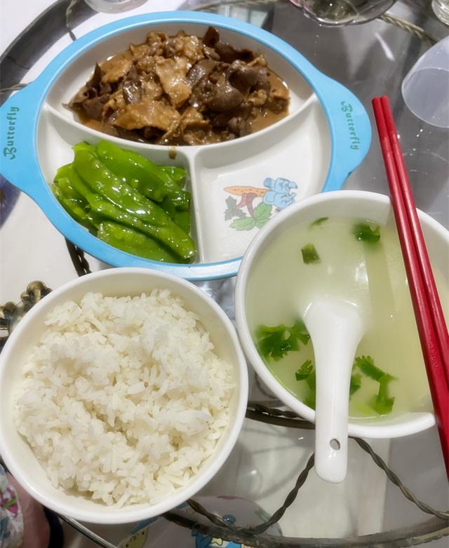 亲妈到坐月子中的闺女家小住，看到闺女的月子餐，欣慰：有福气