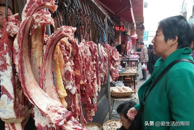 冬至到，不管有钱没钱，吃2菜，食2肉，饮2茶，忌2味，健康过冬