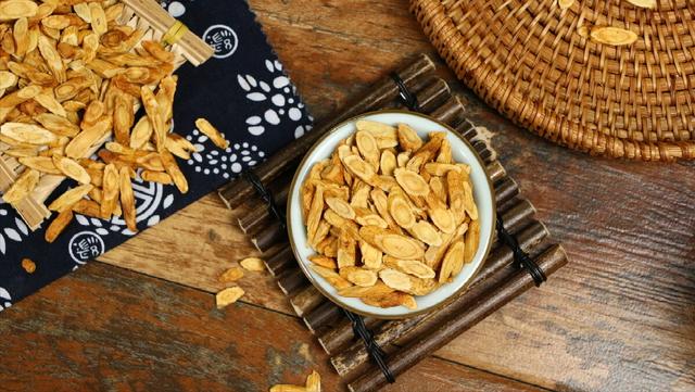 一吹冷风就咳嗽，这是风寒引起的咳喘病，试试中医的黄芪膏