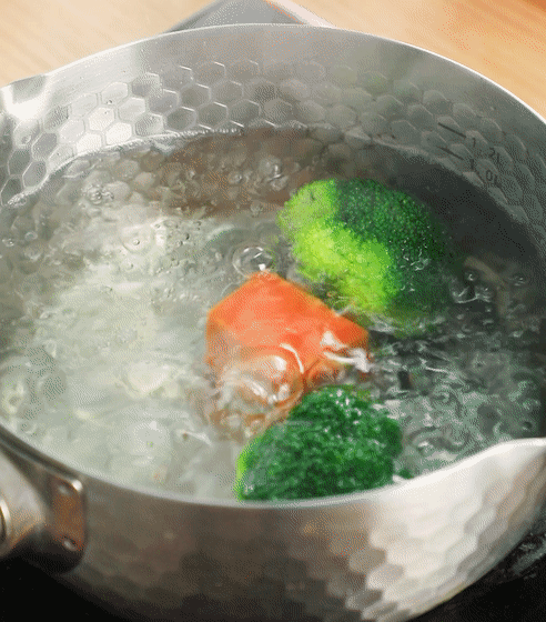 不想以后喂饭累死，3岁前父母得先忍忍忍