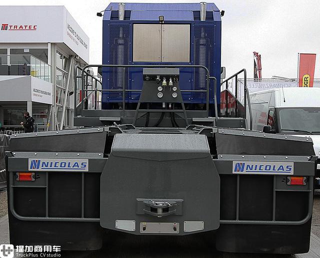 这还是卡车吗？1150马力外观如火车头，尼古拉斯大件牵引车实拍