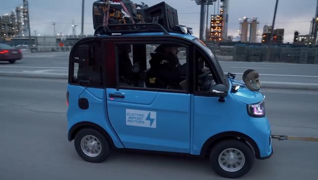 美国佬看不上我国电车，图便宜花2000买来试驾，却爱上了中国制造