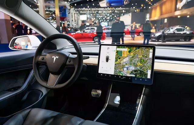 比特斯拉大胆多了，苹果造车不要方向盘，网友：这把车当手机了