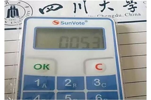 点名时，中文喊“到”，英文喊什么？