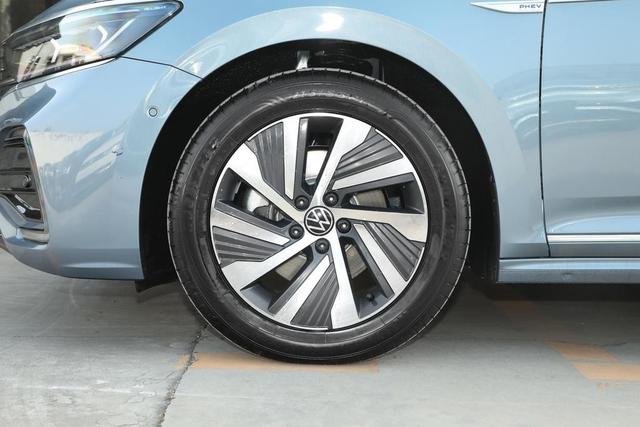 纯电续航63公里，起步22.99万元还挂绿牌，帕萨特PHEV怎么样？