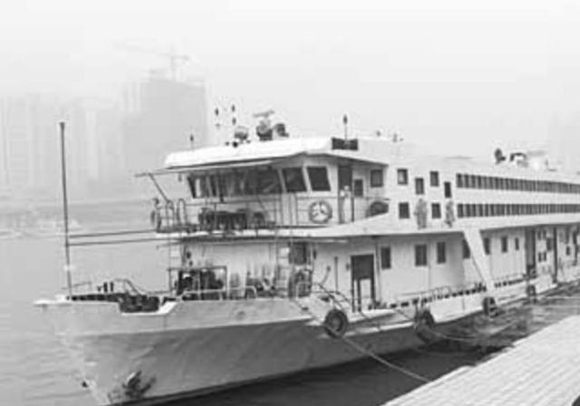 1985年松江花發生嚴重沉船事故，駕駛員參與打架，導致171人喪生