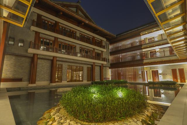 廣東旅行，發現一座禅修酒店，造型像古代宮殿，建築大有來頭