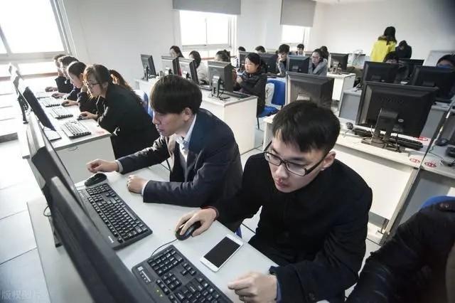 姚志刚：辞去银行行长自主创业，亏损230万后却因送外卖走红