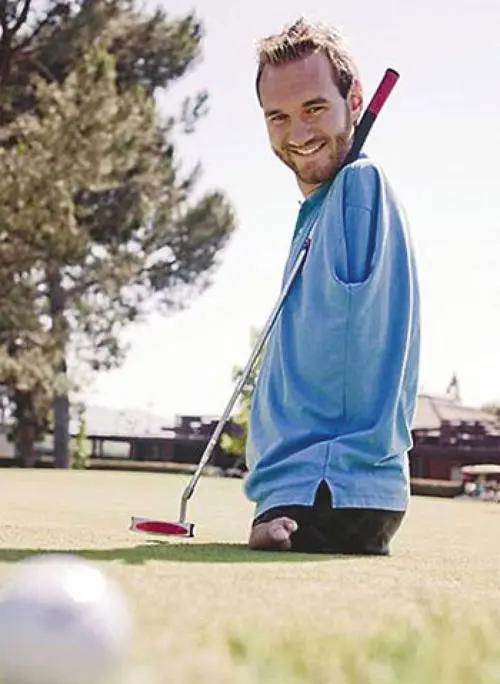 生来无四肢，母亲四个月不敢抱，40年后小男孩活成了什么样