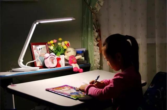 赶紧放弃普通护眼灯！保护视力帮助学习，碳氧护眼学习灯才是首选