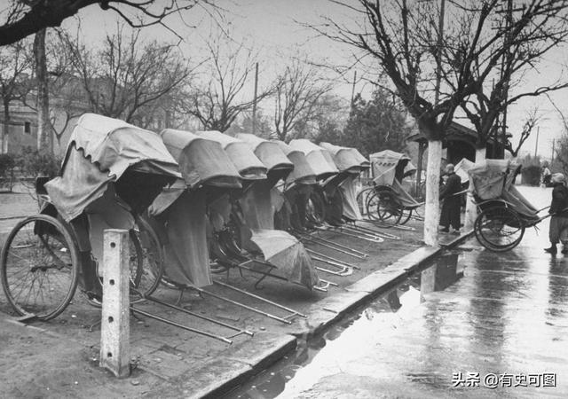 1946年的紫禁城外停滿了汽車，太和殿上放著袁世凱的西洋寶座