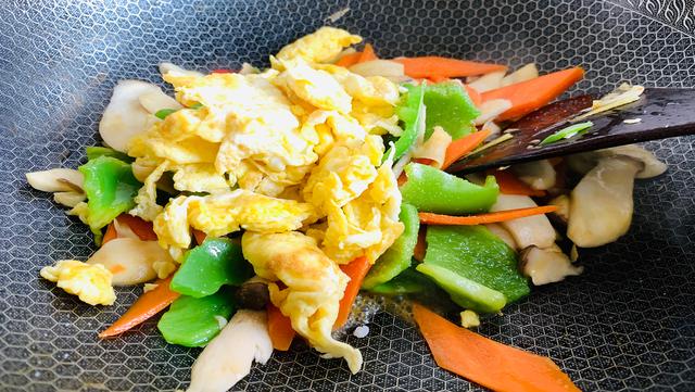 冬天孩子运动少、日晒不足，多吃它，配3种鲜艳食材炒，营养互补