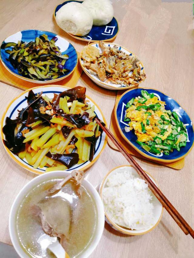 坐月子，就是要美美的，月子餐，就是要色香味俱全的