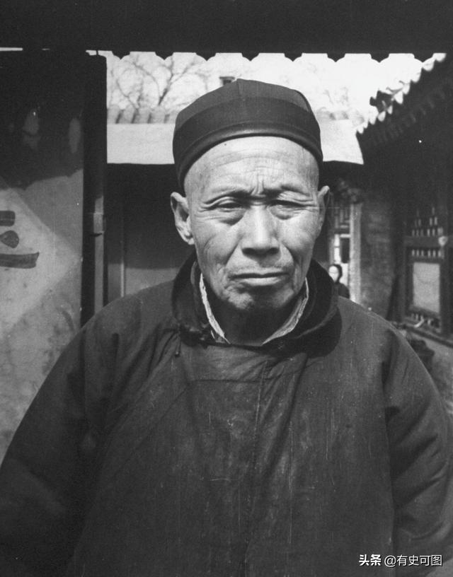 1946年的紫禁城外停滿了汽車，太和殿上放著袁世凱的西洋寶座