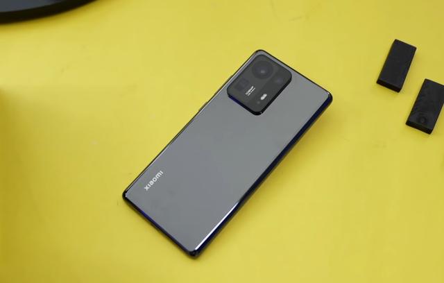 买手机不要抠抠搜搜，目前这4部手机最值得买，用三四年不是问题