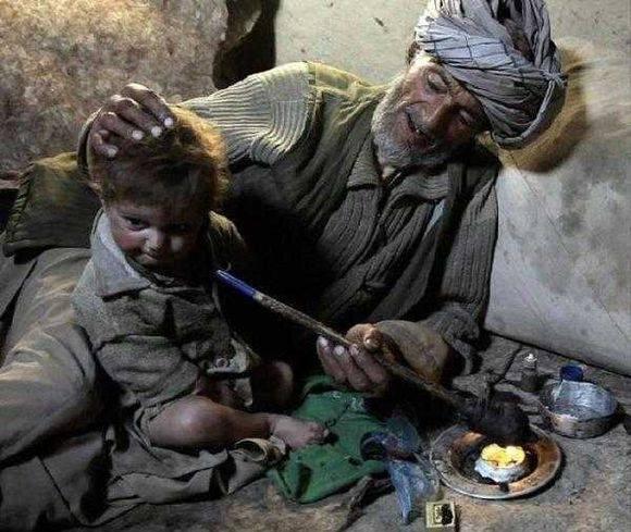 为了能让孩子继续睡觉，让他们安静，竟然喂孩子鸦片吃