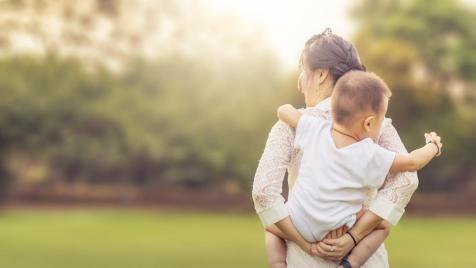 孩子摔倒了扶不扶？怎么扶？你的反应决定了孩子以后的性格