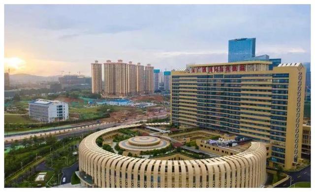 南甯一醫院，院內建築奇葩像馬桶，看過的人都稱：設計師腦洞真大
