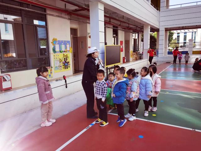 守法规 知礼让丨始兴交警走进幼儿园开展交通安全宣传活动