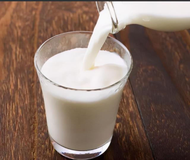 学生长期喝牛奶不见长高，还会导致身体“停止发育”，家长要注意