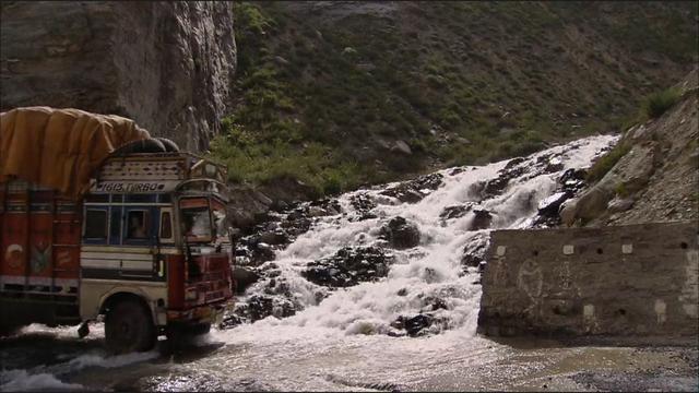 每次穿行都與死神擦肩而過，在這條路上的每一次旅途就是一場冒險