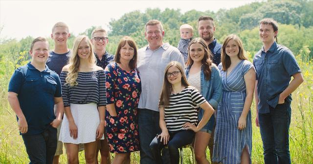 24年前，轰动世界的全球首例七胞胎，现已长大成人，离开获赠别墅