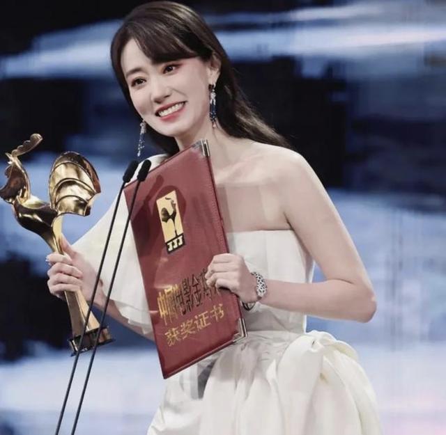 细数2021年翻红的5位女明星,从小透明到顶流,风光背后有泪水