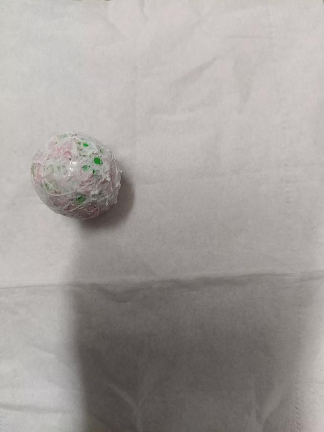 孩子手上＂球＂，慈母心上＂惊＂，这就是个雷，赶紧扔掉