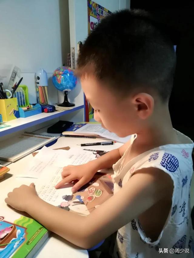 教授每天带娃只做一件事，惹媳妇不满，娃上学后的表现让老师点赞