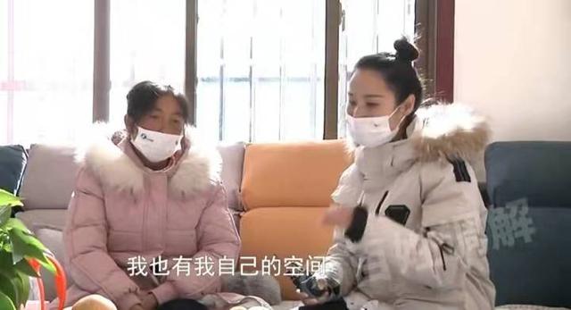 妈妈太懒家里乱得像垃圾场，儿子变家长恨铁不成钢：她从不打扫