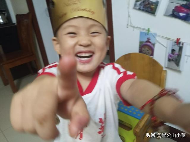 今天宝宝你三周岁了，从2斤到32斤，你就是我们最大的幸福