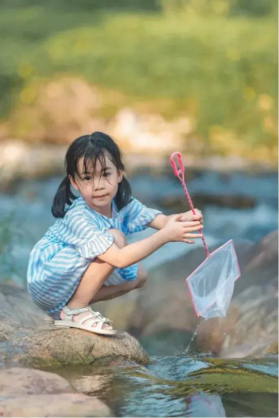 一座舊學校改造的木藝民宿，庭院玻璃湯泉、手工木作、溯溪撈魚