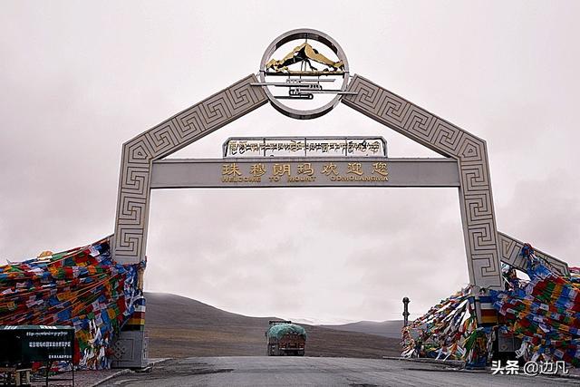 走號稱世界上海拔最高的公路219國道，前往珠峰途中