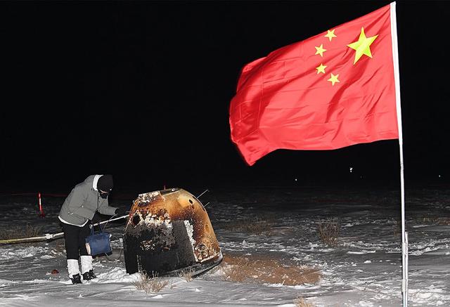 月球上升起五星红旗，让美国登月再遭质疑，为何美国国旗在飘扬？
