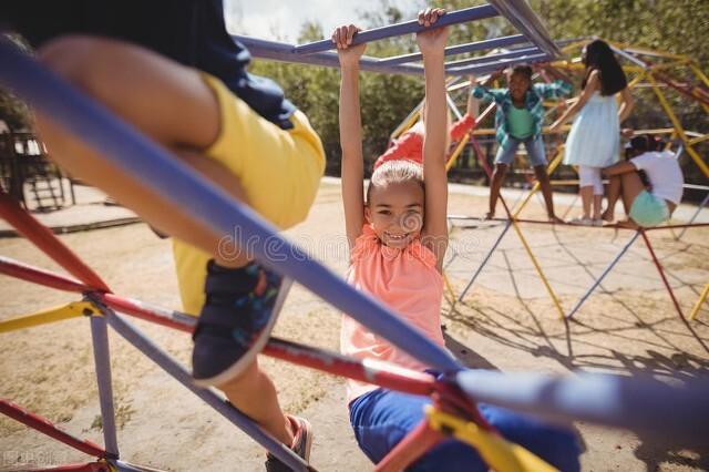 孩子走路容易摔？可能是大脑的平衡系统没发育好，父母别忽视
