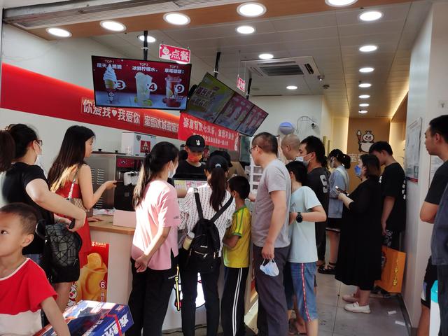 福建小伙在越南开奶茶店：早上6点顾客敲门，凌晨2点才打烊