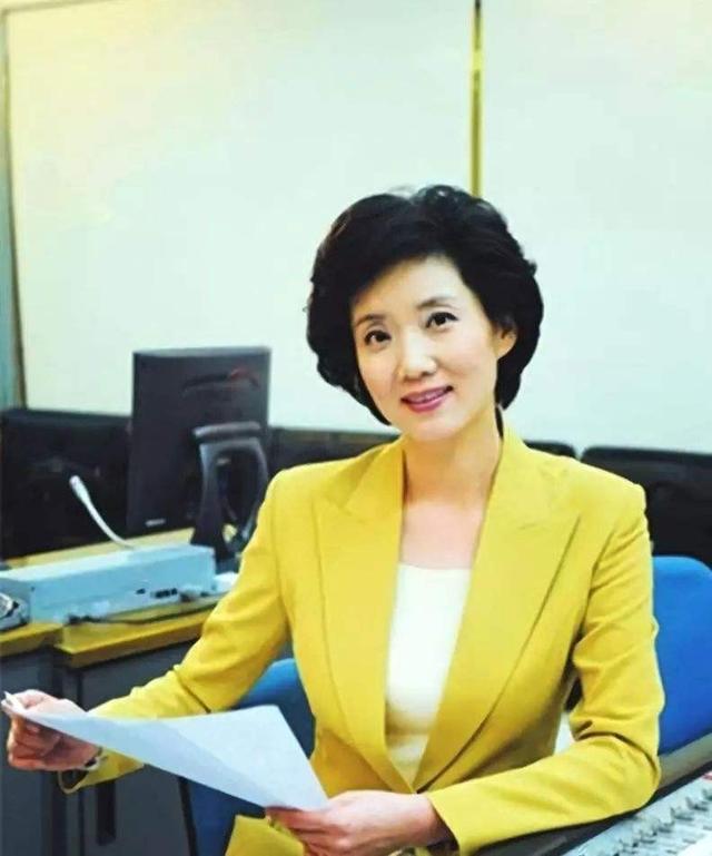 央视主持人李修平:在岗26年无差错,58岁活成少女,正在优雅老去