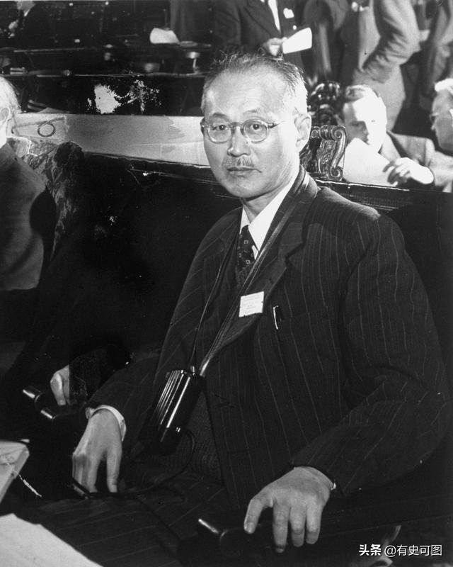 1946年的紫禁城外停滿了汽車，太和殿上放著袁世凱的西洋寶座