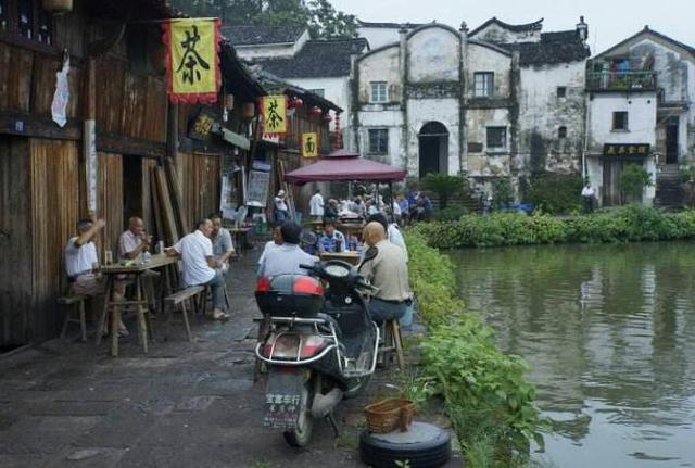 浙江蘭溪諸葛村，丞相祠堂正門爲何築起圍牆，只開兩側小門？