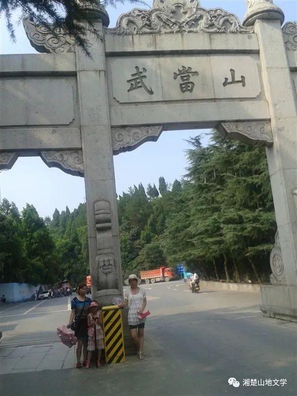 我帶著妻子女兒回了一趟老家