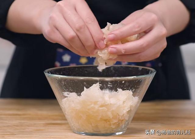 甜香味美的凤梨银耳羹，汤汁浓稠，营养又解馋，家中孩子特别爱吃