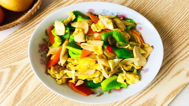 冬天孩子运动少、日晒不足，多吃它，配3种鲜艳食材炒，营养互补
